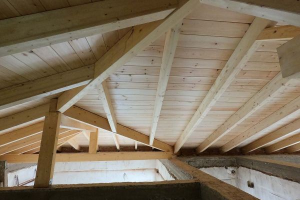 Εμφανής στέγη με κόκκινο κεραμίδι στη Νέα Φιλαδέλφεια Αττικής