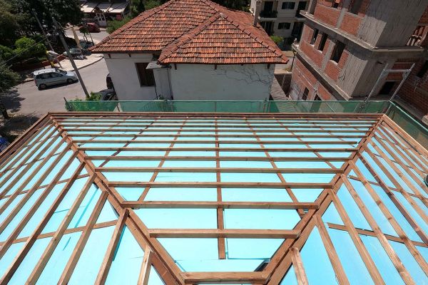 Εμφανής στέγη με κόκκινο κεραμίδι στη Νέα Φιλαδέλφεια Αττικής