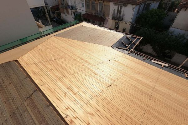 Εμφανής στέγη με κόκκινο κεραμίδι στη Νέα Φιλαδέλφεια Αττικής