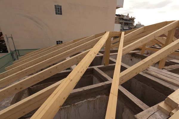 Εμφανής στέγη με κόκκινο κεραμίδι στη Νέα Φιλαδέλφεια Αττικής