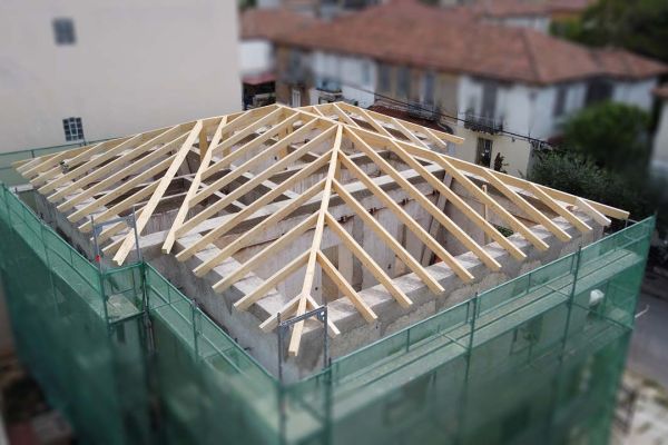 Εμφανής στέγη με κόκκινο κεραμίδι στη Νέα Φιλαδέλφεια Αττικής