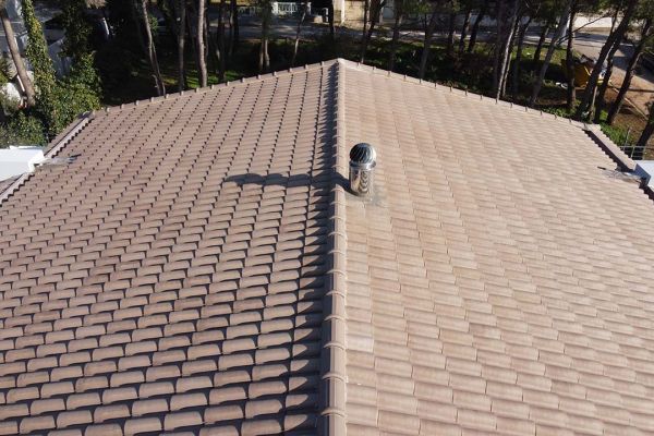 Σκεπή με καφέ κεραμίδια σε κτίριο στην Εκάλη Αττικής