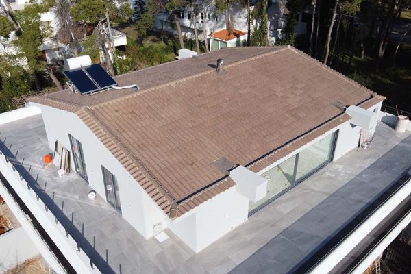 Σκεπή με καφέ κεραμίδια σε κτίριο στην Εκάλη Αττικής