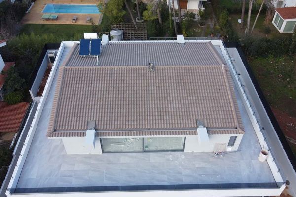 Σκεπή με καφέ κεραμίδια σε κτίριο στην Εκάλη Αττικής