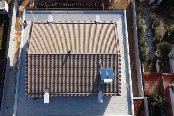 Σκεπή με καφέ κεραμίδια σε κτίριο στην Εκάλη Αττικής