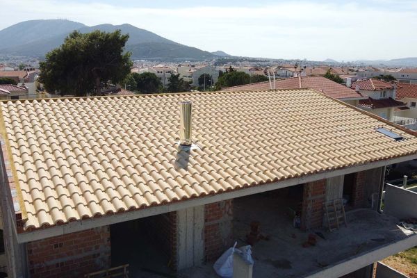 Σκεπή με κίτρινα κεραμίδια σε κτίριο στη Παλλήνη Αττικής