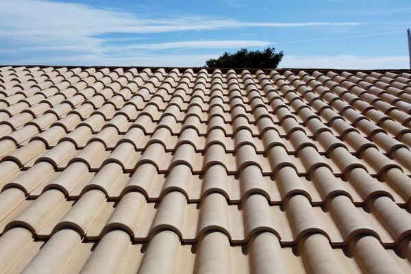 Σκεπή με κίτρινα κεραμίδια σε κτίριο στη Παλλήνη Αττικής