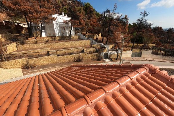 Εμφανής στέγη με κόκκινο επισμαλτομένο κεραμίδι στην Ιπποκράτειο Πολιτεία