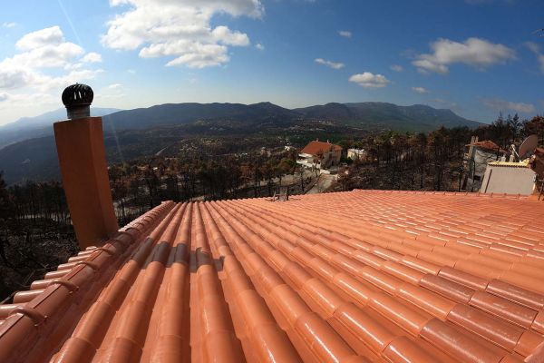 Εμφανής στέγη με κόκκινο επισμαλτομένο κεραμίδι στην Ιπποκράτειο Πολιτεία