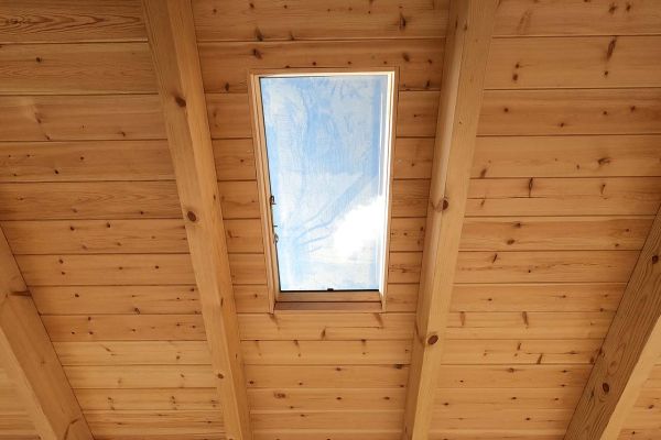 Εμφανής στέγη με κόκκινο επισμαλτομένο κεραμίδι στην Ιπποκράτειο Πολιτεία