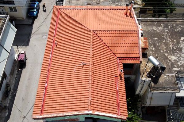 Σκεπή με κόκκινα κεραμίδια σε κτίριο στο Περιστέρι Αττικής