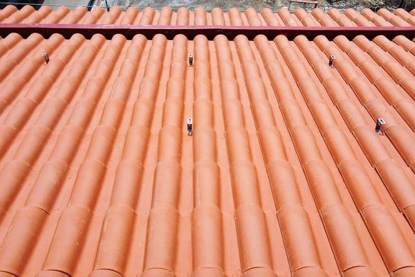 Σκεπή με κόκκινα κεραμίδια σε κτίριο στο Περιστέρι Αττικής