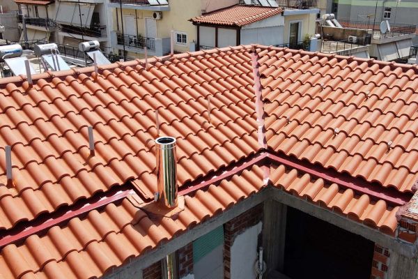 Σκεπή με κόκκινα κεραμίδια σε κτίριο στο Περιστέρι Αττικής