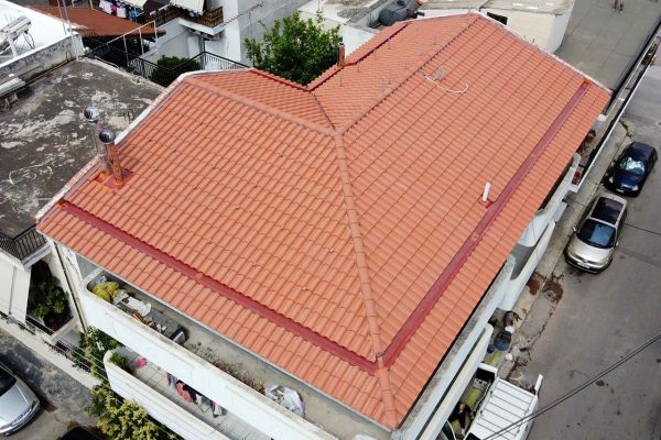 Σκεπή με κόκκινα κεραμίδια σε κτίριο στο Περιστέρι Αττικής