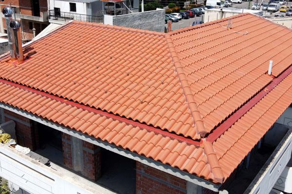 Σκεπή με κόκκινα κεραμίδια σε κτίριο στο Περιστέρι Αττικής