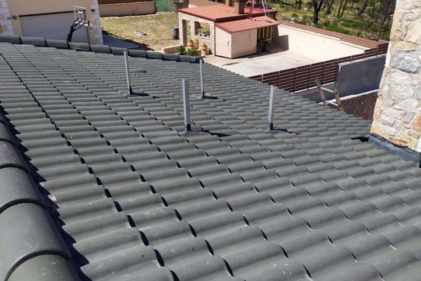 Στέγη με μαύρα κεραμίδια σουιδικού τύπου  και εσωτερικό λούκι απόληξης υδάτων στην Ιπποκράτειο Πολιτεία