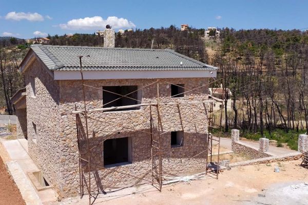 Στέγη με μαύρα κεραμίδια σουιδικού τύπου  και εσωτερικό λούκι απόληξης υδάτων στην Ιπποκράτειο Πολιτεία