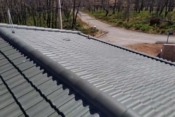 Στέγη με μαύρα κεραμίδια σουιδικού τύπου  και εσωτερικό λούκι απόληξης υδάτων στην Ιπποκράτειο Πολιτεία