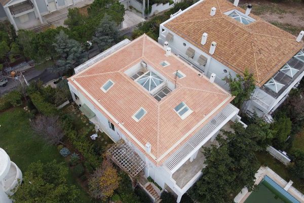 Στέγη με ροζ κεραμίδια στην Ιπποκράτειο Πολιτεία