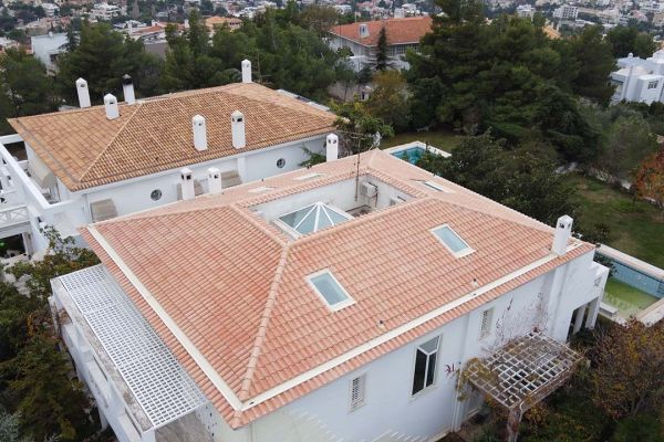 Στέγη με ροζ κεραμίδια στην Ιπποκράτειο Πολιτεία