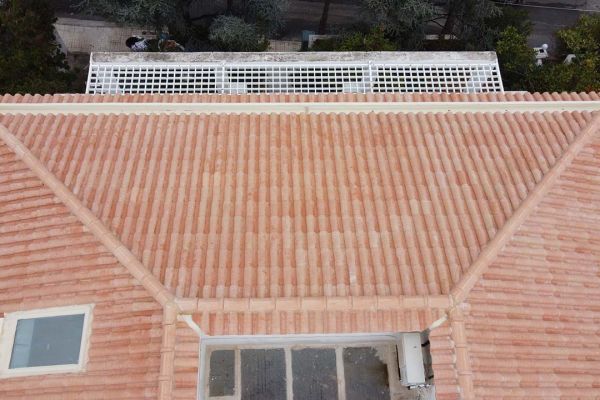 Στέγη με ροζ κεραμίδια στην Ιπποκράτειο Πολιτεία