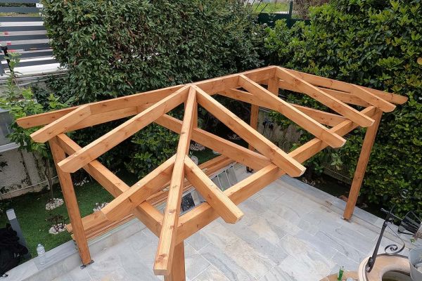 Κατασκευή σκέπαστρου βεράντας με κόκκινο κεραμίδι στη Πεντέλη