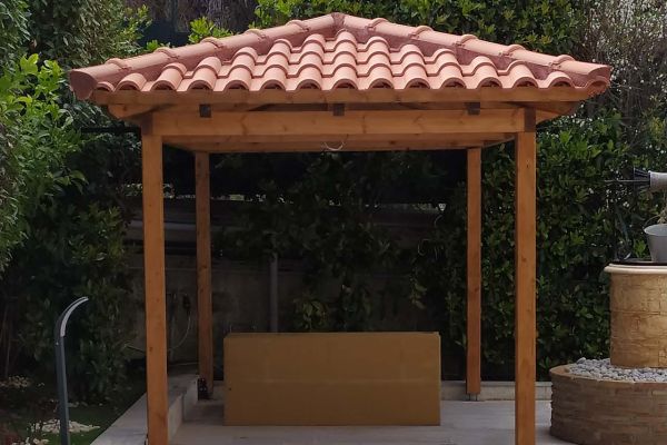 Κατασκευή σκέπαστρου βεράντας με κόκκινο κεραμίδι στη Πεντέλη