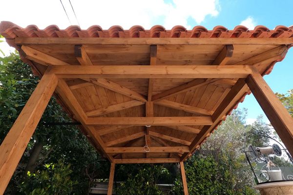 Κατασκευή σκέπαστρου βεράντας με κόκκινο κεραμίδι στη Πεντέλη