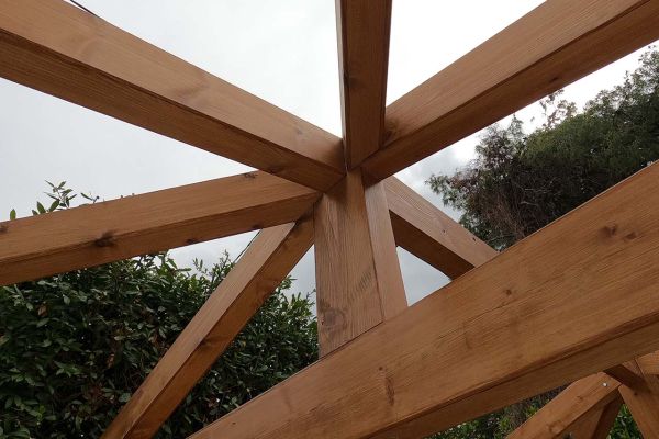 Κατασκευή σκέπαστρου βεράντας με κόκκινο κεραμίδι στη Πεντέλη