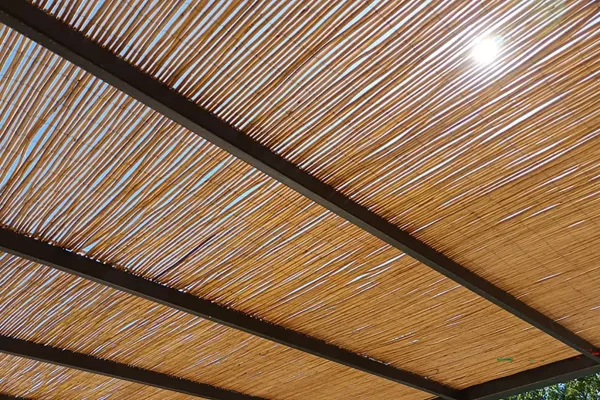 Επένδυση μεταλλικού σκελετού με καλάμια λυγαριάς στη Ναύπακτο