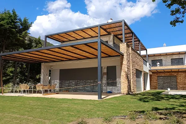 Επένδυση μεταλλικού σκελετού με καλάμια λυγαριάς στη Ναύπακτο