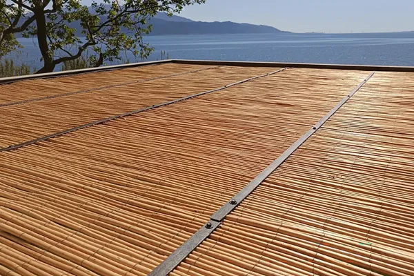 Επένδυση μεταλλικού σκελετού με καλάμια λυγαριάς στη Ναύπακτο