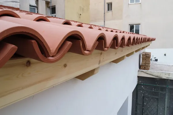 Βυζαντινό κόκκινο κεραμίδι σε εμφανή στέγη στο Μαρούσι