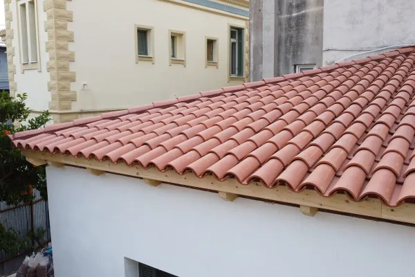 Βυζαντινό κόκκινο κεραμίδι σε εμφανή στέγη στο Μαρούσι