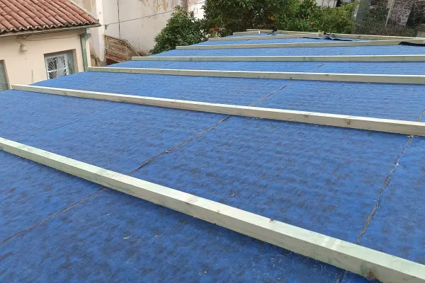 Βυζαντινό κόκκινο κεραμίδι σε εμφανή στέγη στο Μαρούσι