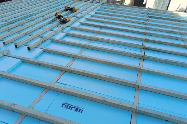 Βυζαντινό κόκκινο κεραμίδι σε εμφανή στέγη στο Μαρούσι