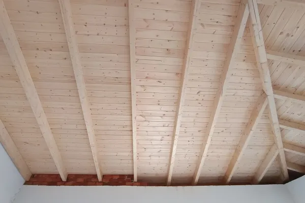 Βυζαντινό κόκκινο κεραμίδι σε εμφανή στέγη στο Μαρούσι