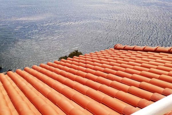 Στέγη με κόκκινα κεραμίδια στα Δικαστικά Αττικής