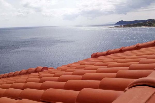 Στέγη με κόκκινα κεραμίδια στα Δικαστικά Αττικής