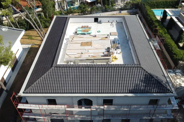 Βαμμένο μαύρο κεραμίδι στην Εκάλη