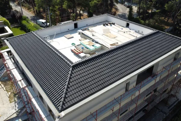 Βαμμένο μαύρο κεραμίδι στην Εκάλη