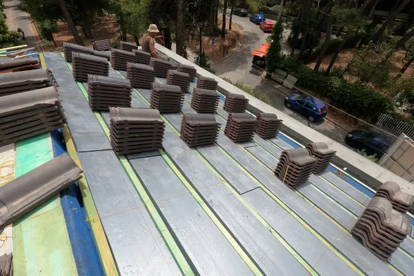 Βαμμένο μαύρο κεραμίδι στην Εκάλη