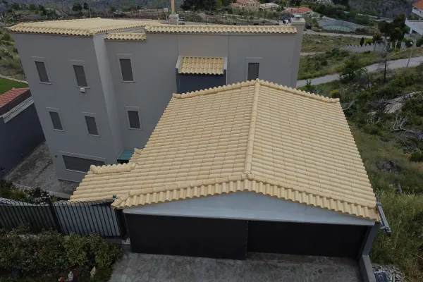 Βαμμένο κίτρινο κεραμίδι σε μεταλλικό σκελετό στην Ιπποκράτειο Πολιτεία