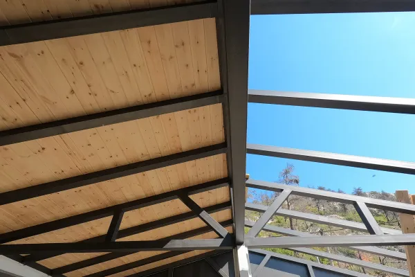 Βαμμένο κίτρινο κεραμίδι σε μεταλλικό σκελετό στην Ιπποκράτειο Πολιτεία