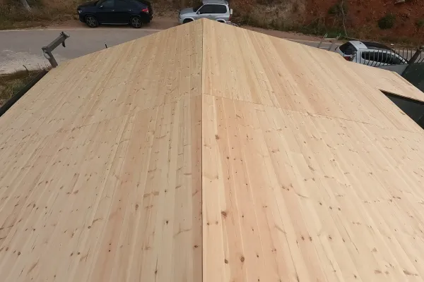 Βαμμένο κίτρινο κεραμίδι σε μεταλλικό σκελετό στην Ιπποκράτειο Πολιτεία