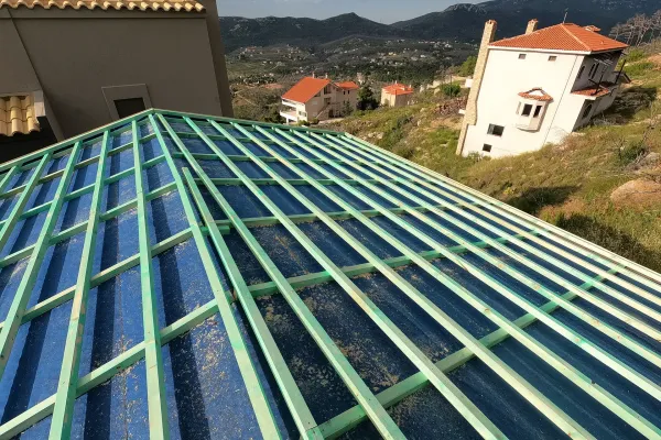 Βαμμένο κίτρινο κεραμίδι σε μεταλλικό σκελετό στην Ιπποκράτειο Πολιτεία