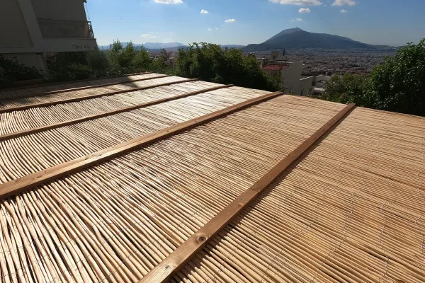 Πέργκολα με κορμούς καστανιάς και καλάμι λυγαριάς στην Πεντέλη