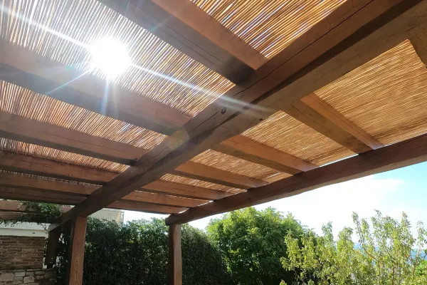 Πέργκολα με κορμούς καστανιάς και καλάμι λυγαριάς στην Πεντέλη