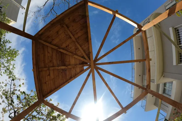 Πολύγωνο κιόσκι με εμφανή ξυλεία στην Κηφισιά