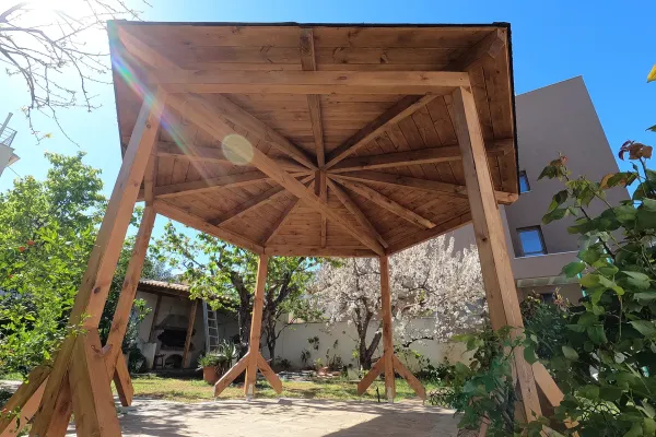 Πολύγωνο κιόσκι με εμφανή ξυλεία στην Κηφισιά